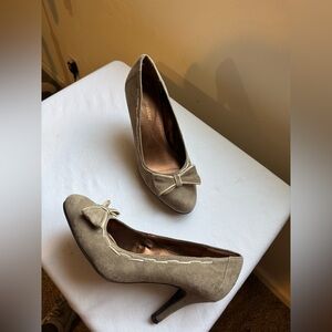 Naturalizer Brown Suede Leather High Heel Pumps with a Bow detail Size 6.5